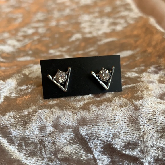 NEW 💗 V-shaped Bling Silver Stud earrings - Picture 5 of 9